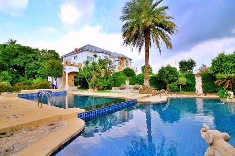 House in Pattaya, Thailand 8 bedrooms № 172043