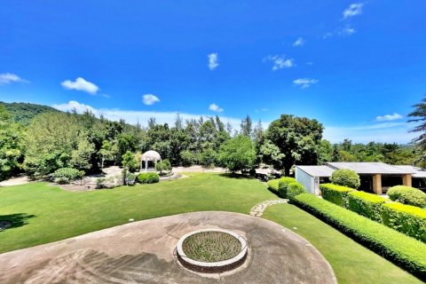 House in Pattaya, Thailand 8 bedrooms № 172043 - photo 2