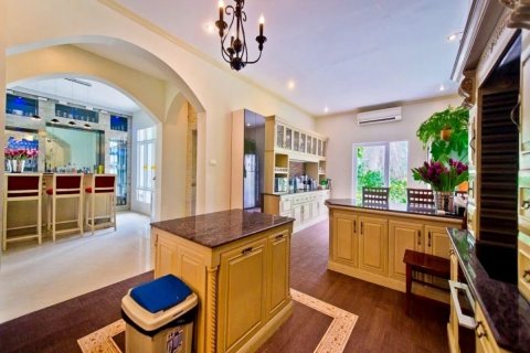 House in Pattaya, Thailand 8 bedrooms № 172043 - photo 12