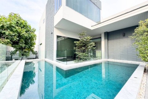 House in Bangkok, Thailand 5 bedrooms № 152564 - photo 2