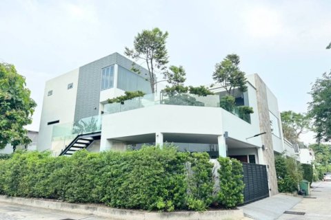 House in Bangkok, Thailand 5 bedrooms № 152564 - photo 1