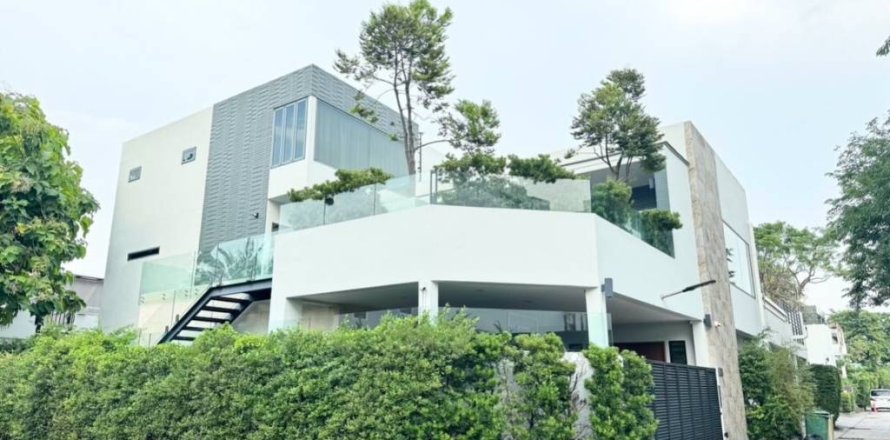 House in Bangkok, Thailand 5 bedrooms № 152564