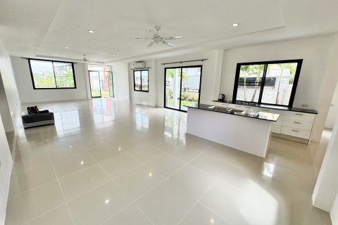 House in Udon Thani, Thailand 3 bedrooms № 152980 - photo 1