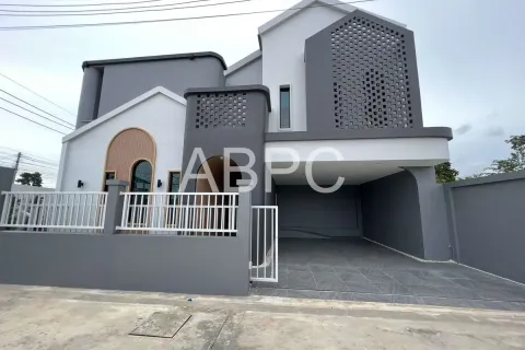 Casa de 5 dormitorios en Pattaya, Tailandia № 211758 - foto 2
