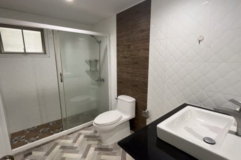 Condo à Khlong Toei, Bangkok, Thaïlande, 3 chambres № 200951 - photo 12
