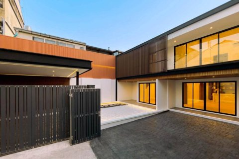 House in Bangkok, Thailand 4 bedrooms № 176832 - photo 2