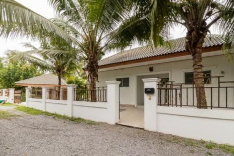 Villa in Hua Hin, Thailand 2 bedrooms № 193373 - photo 2