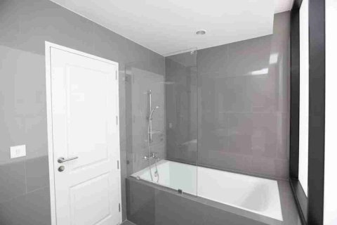 Condo in Thonburi, Bangkok, Thailand, 2 bedrooms  № 183566 - photo 4