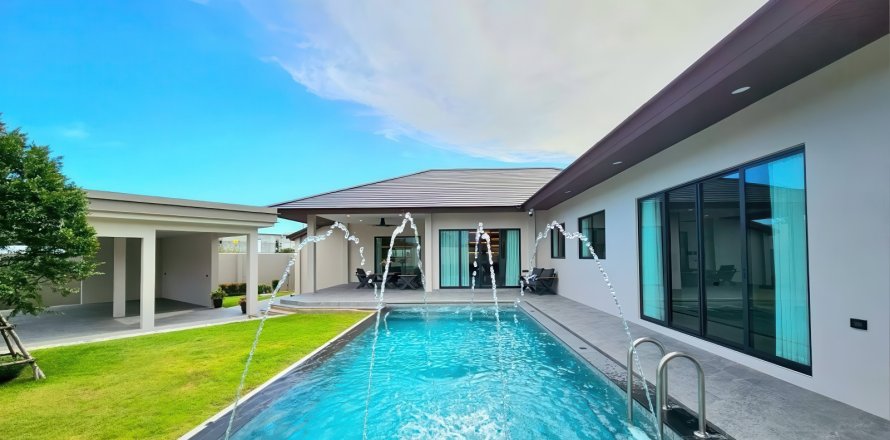 Villa in Pattaya, Thailand 5 bedrooms № 155692