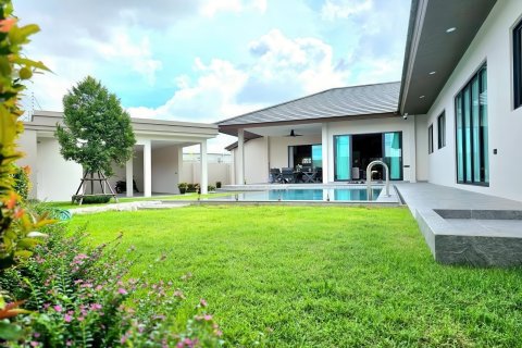 Villa in Pattaya, Thailand 5 bedrooms № 155692 - photo 2