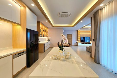 Villa in Pattaya, Thailand 5 bedrooms № 155692 - photo 9