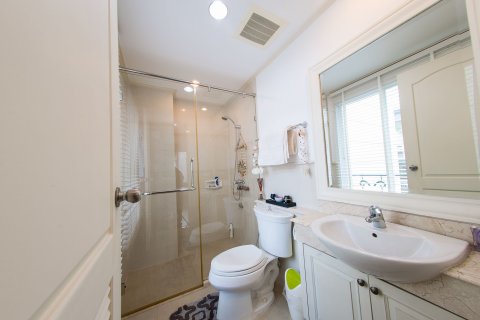 Condo à Khlong Toei, Bangkok, Thaïlande, 2 chambres  № 137644 - photo 13
