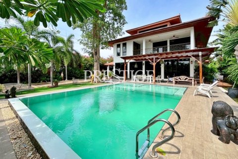 Casa de 4 dormitorios en Pattaya, Tailandia № 226129
