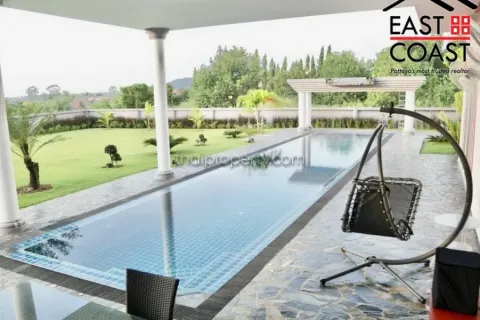 Casa de 4 dormitorios en Pattaya, Tailandia № 213498 - foto 4