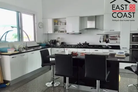 Casa de 4 dormitorios en Pattaya, Tailandia № 213498 - foto 6
