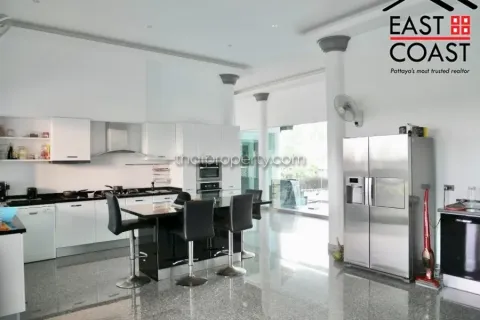 Casa de 4 dormitorios en Pattaya, Tailandia № 213498 - foto 5