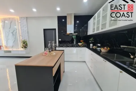 Casa de 4 dormitorios en Pattaya, Tailandia № 213131 - foto 10