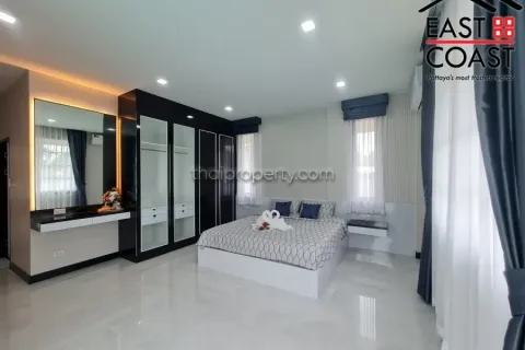 Casa de 4 dormitorios en Pattaya, Tailandia № 213131 - foto 13
