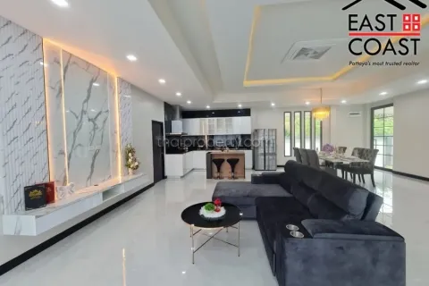 Casa de 4 dormitorios en Pattaya, Tailandia № 213131 - foto 6