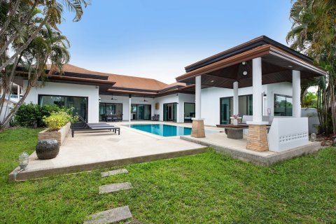 Villa in Pattaya, Thailand 4 bedrooms № 162694