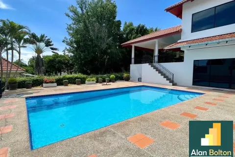 Casa de 5 dormitorios en Pattaya, Tailandia № 211183 - foto 10