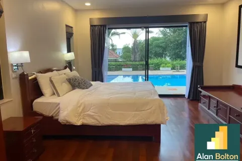 Casa de 5 dormitorios en Pattaya, Tailandia № 211183 - foto 8