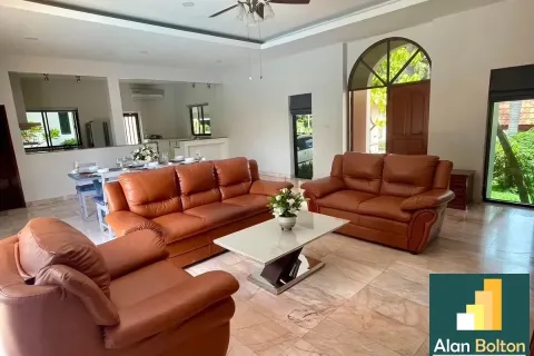 Casa de 5 dormitorios en Pattaya, Tailandia № 211183 - foto 12