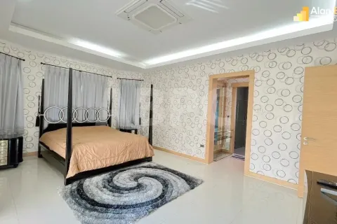 Casa de 4 dormitorios en Pattaya, Tailandia № 211188 - foto 4