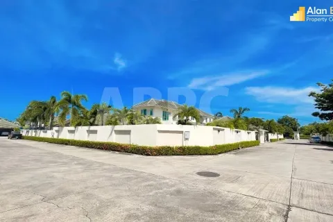 Casa de 4 dormitorios en Pattaya, Tailandia № 211188 - foto 3