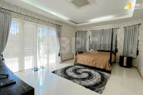 Casa de 4 dormitorios en Pattaya, Tailandia № 211188 - foto 5