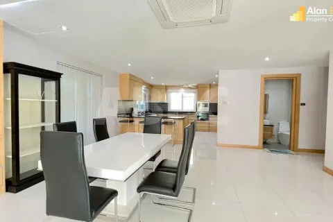 Casa de 4 dormitorios en Pattaya, Tailandia № 211188 - foto 15