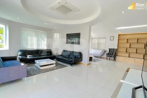 Casa de 4 dormitorios en Pattaya, Tailandia № 211188 - foto 12