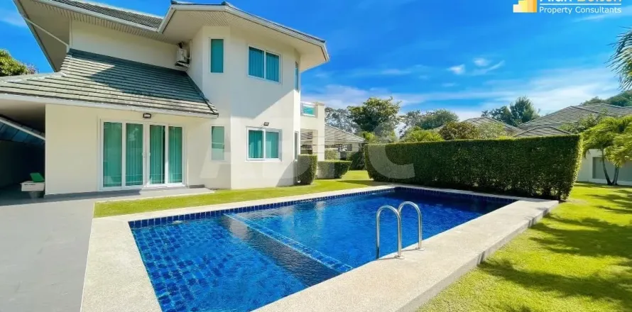 Casa de 4 dormitorios en Pattaya, Tailandia № 211188