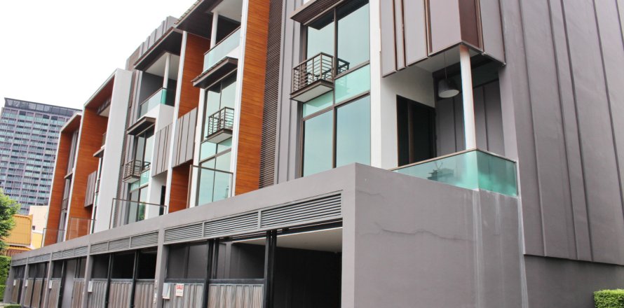 House in Bangkok, Thailand 4 bedrooms № 180981