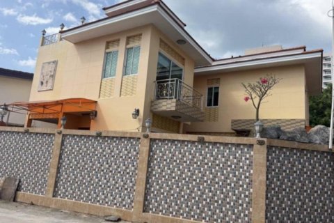 Villa in Pattaya, Thailand 5 bedrooms № 138617 - photo 1