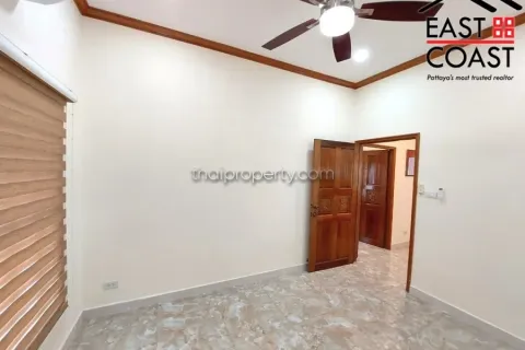 Casa de 4 dormitorios en Pattaya, Tailandia № 213207 - foto 15