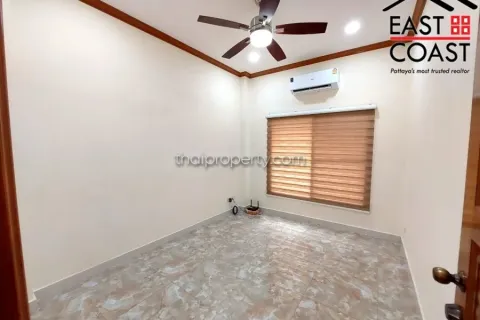 Casa de 4 dormitorios en Pattaya, Tailandia № 213207 - foto 14