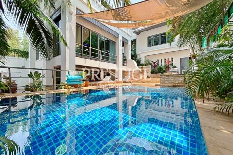 House in Pattaya, Thailand 5 bedrooms № 198512