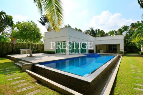 House in Pattaya, Thailand 3 bedrooms № 198513