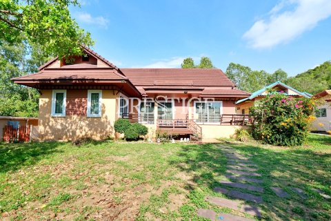 House in Pattaya, Thailand 5 bedrooms № 198515