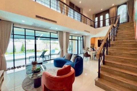 Chalet de 5 dormitorios en Pattaya, Tailandia № 203450 - foto 4