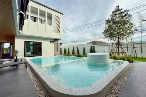 Chalet de 5 dormitorios en Pattaya, Tailandia № 203450 - foto 2