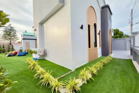 Chalet de 5 dormitorios en Pattaya, Tailandia № 203450 - foto 3