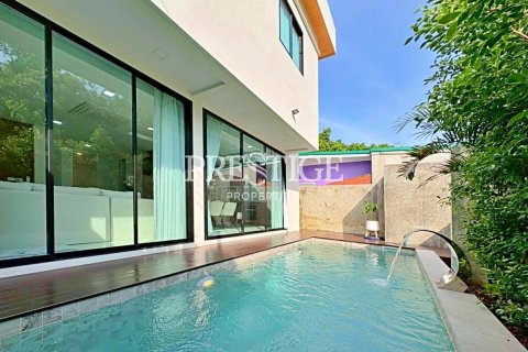 House in Pattaya, Thailand 5 bedrooms № 197857