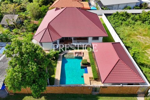 House in Pattaya, Thailand 6 bedrooms № 197852