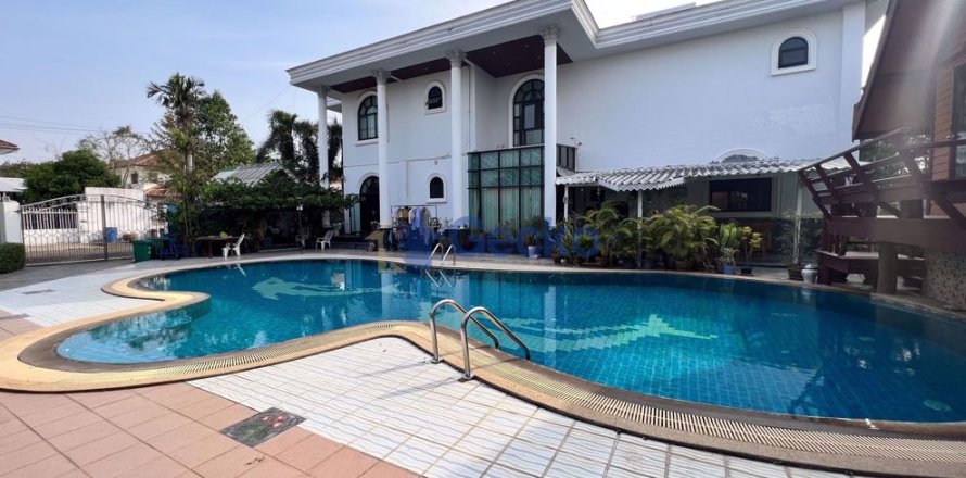 House in Pattaya, Thailand 6 bedrooms № 196711