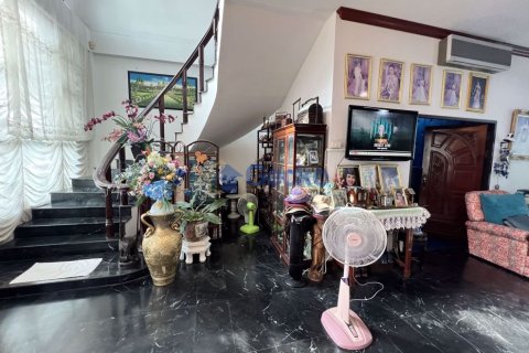 House in Pattaya, Thailand 6 bedrooms № 196711 - photo 11