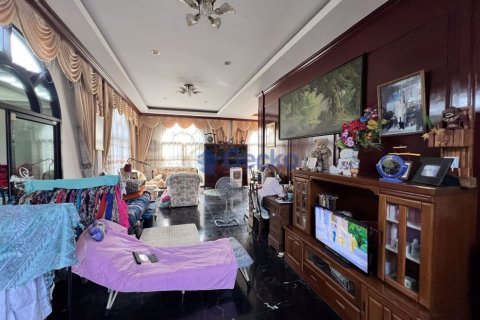 House in Pattaya, Thailand 6 bedrooms № 196711 - photo 13