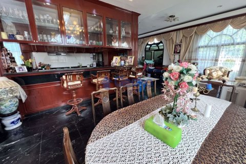 House in Pattaya, Thailand 6 bedrooms № 196711 - photo 9