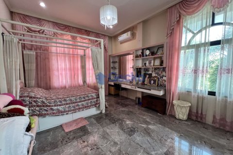 House in Pattaya, Thailand 6 bedrooms № 196711 - photo 18